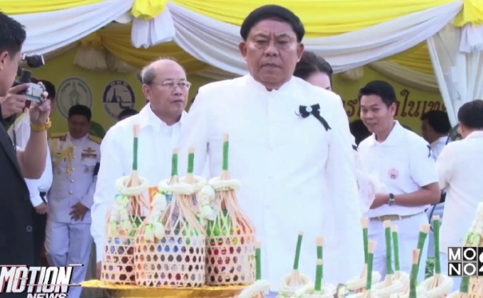 ผู้ว่าฯ กทม.นำประชาชนทำบุญตักบาตรขึ้นปีใหม่