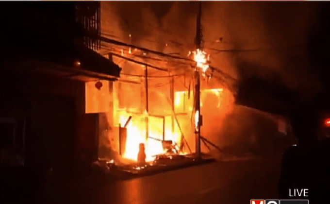 ไฟไหม้บ้านไม้อายุ 100 ปีกลางเมืองหนองคาย