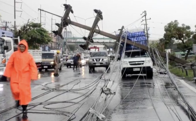 พายุกระหน่ำพัดเสาไฟฟ้าทับรถเสียหาย จ.ปทุมธานี