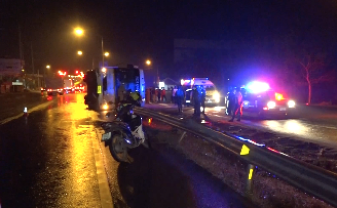 รถทัวร์สายอีสานเสียหลักพลิกคว่ำผู้โดยสารเจ็บ 2 คน