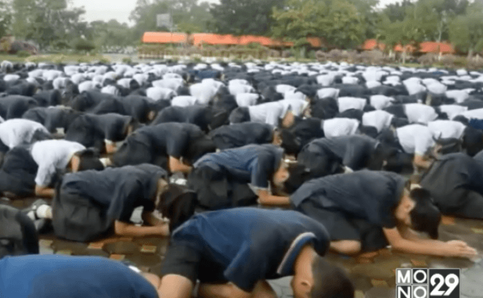 ครู-นร.เตรียมอุดมศึกษาภาคใต้ ร่วมกิจกรรมอาลัยท่ามกลางสายฝน