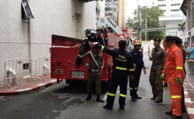 ระทึก! สาวพยายามกระโดดตึก สตช.