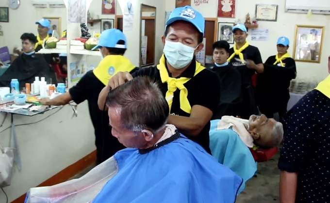 ช่างตัดผมจิตอาสา จ.ตรัง บริการตัดผมฟรี