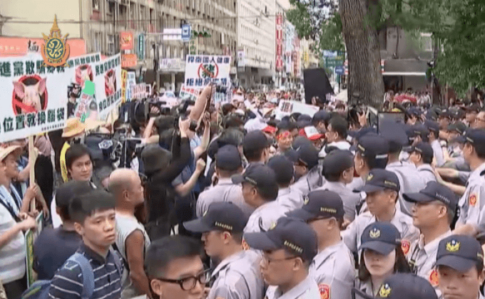 ผู้ประท้วงไต้หวันต้านการนำเข้าเนื้อหมูอังกฤษ