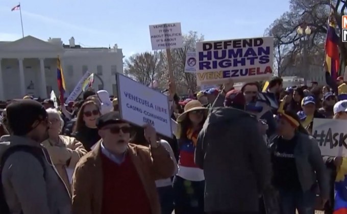 ชาวเวเนฯ ประท้วงหน้าทำเนียบประธานาธิบดีสหรัฐฯ