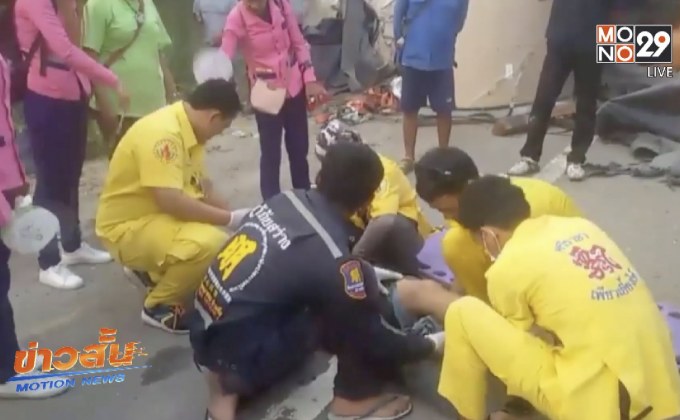 รถพ่วงขนเหล็กม้วนหลุดโค้งพลิกคว่ำคนขับเจ็บ