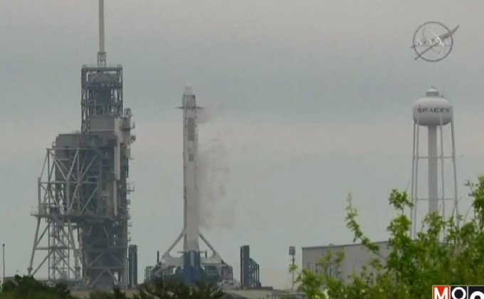 “สเปซเอ็กซ์” เตรียมส่ง 2 นักท่องเที่ยวท่องอวกาศ