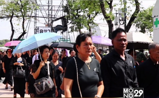 พสกนิกรหลั่งไหลเข้าสักการะพระบรมศพ