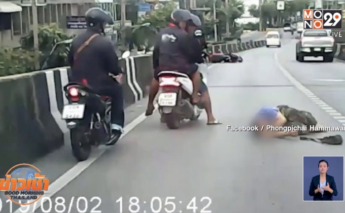 จยย.เสียหลักมุดใต้รถ รอดหวุดหวิดเพราะหมวกกันน็อค