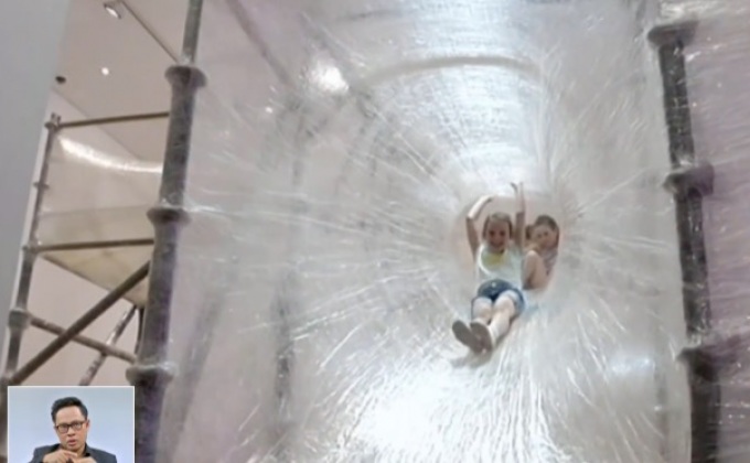 ศิลปินอเมริกันสร้างสนามเด็กเล่นจากเทปกาว