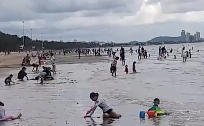 ประชาชนแห่เที่ยว “บางแสน” ทำรถติดหนัก