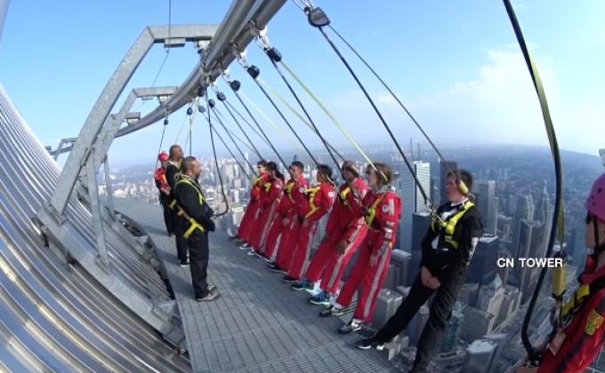 แคนาดาจัดพิธีรับพลเรือนใหม่บนตึกสูง