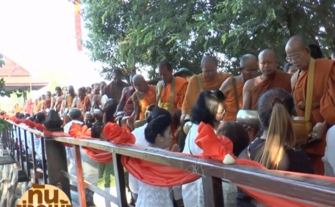 ตักบาตรพระ 149 รูป บนสะพานไม้ข้ามแม่น้ำชี