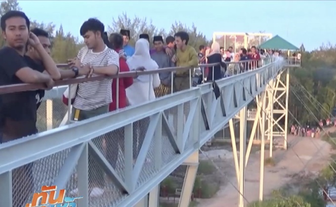 นักท่องเที่ยวชมธรรมชาติ บนสกายวอล์คปัตตานี