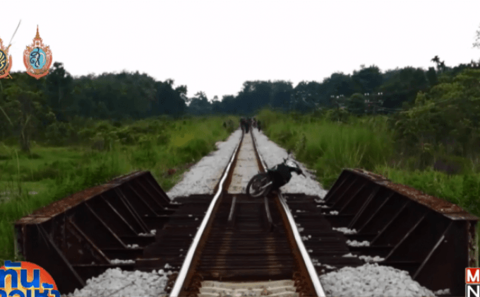 รถไฟใต้โกลาหล พบ จยย.จอดทิ้งกลางราง