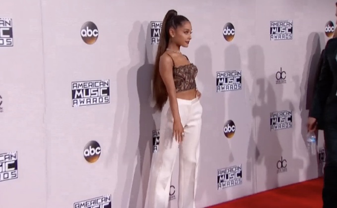 “อาเรียนา แกรนเด” นำทีมศิลปินแสดงคอนเสิร์ตการกุศลที่เมืองแมนเชสเตอร์