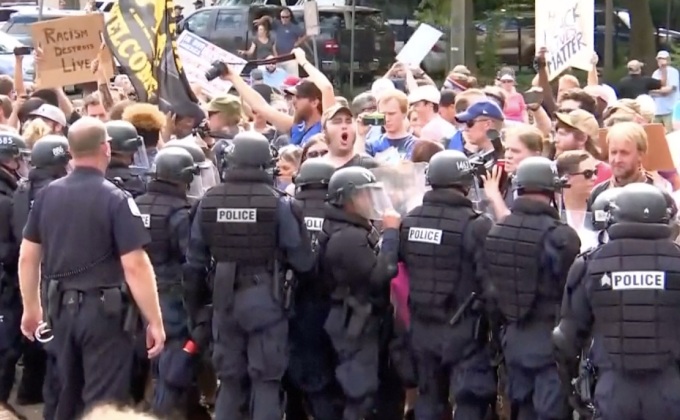 ตำรวจปะทะผู้ประท้วงต่อต้านเหยียดผิวในสหรัฐฯ