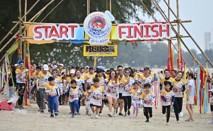 พาลูกวิ่งดะ Obstacle On The Beach 2024 งานวิ่ง ครอบครัว ฮีโร่จิ๋วสู้กู้โลก ปลูกหัวใจสีเขียวต่อทะเลไทย
