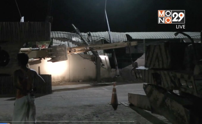 รถแบ็คโฮพลิกทับกำแพงวัด จ.ชัยนาท พังเสียหาย