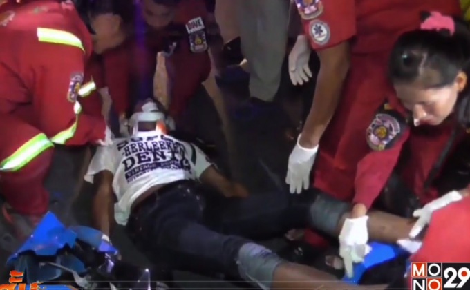 วัยรุ่นคึกคะนองขี่ จยย.ฝ่าไฟแดงชนกระบะเจ็บหนัก