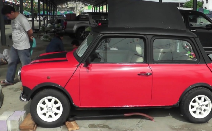 หนุ่มนครปฐมนำรถคลาสสิคทำตู้ปลา