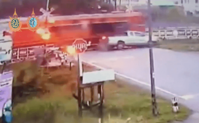 กระบะขับฝ่าไม้กั้นทางรถไฟถูกชนไม่มีผู้เสียชีวิต