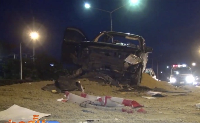 เร่งตามตัวคนขับรถพ่วงฝ่าด่านชนสะพานลอย