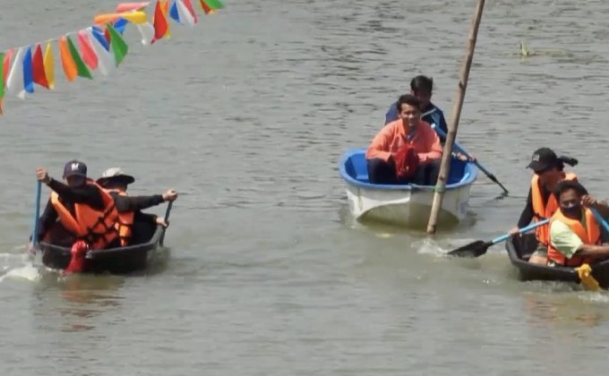 เฮฮา แข่งพายเรือหัวใบ้ท้ายบอด จ.สมุทรสงคราม