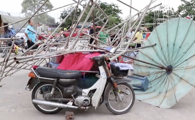 ลมแรงพัดนั่งร้านล้มทับเด็กบาดเจ็บสาหัส จ.สิงห์บุรี