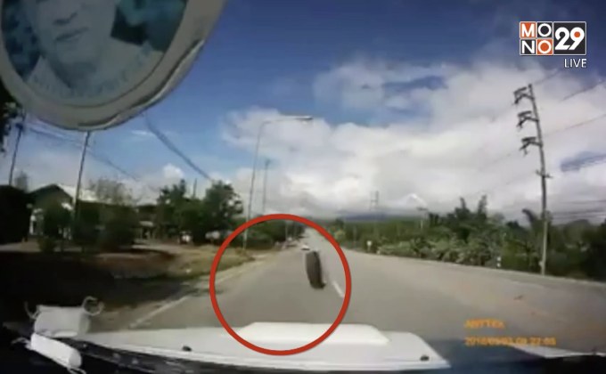 นาทีชีวิตล้อรถบรรทุกหลุดข้ามเลนพุ่งชนรถกระบะ