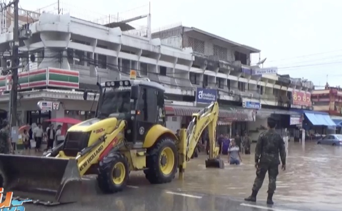 เจ้าหน้าที่ระบายน้ำท่วมขัง หลังฝนตกหนัก