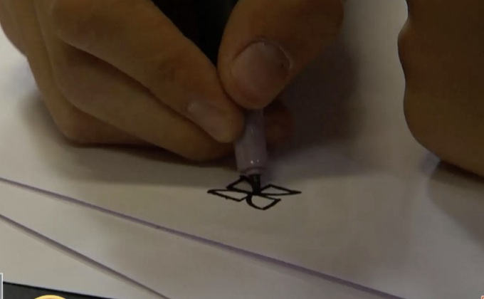 เปลี่ยนสัญลักษณ์นาซีเป็นงานศิลปะ