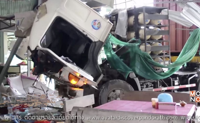 รถบรรทุกพุ่งชนร้านอาหารคนขับสาหัส