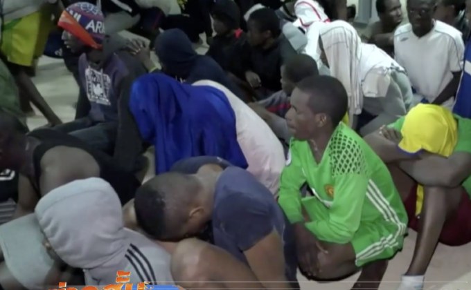 ​เจ้าหน้าที่ช่วยชีวิตผู้อพยพนับร้อยนอกชายฝั่งลิเบีย