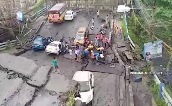 สะพานข้ามไฮเวย์ถล่มในอินเดีย