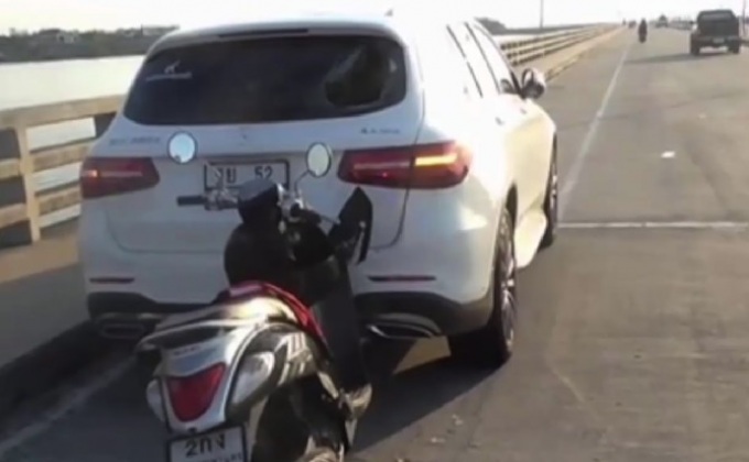 อุทาหรณ์ขี่จักรยานยนต์เล่นโทรศัพท์พุ่งชนรถเบนซ์