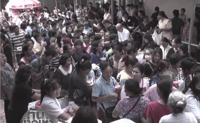 รพ.มหาสารคาม ตั้งโรงทานฟรี! บริการประชาชน
