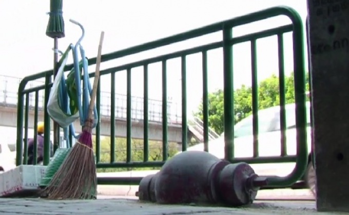 แชร์สนั่น “ประปาหัวแดง” จมใต้พื้นฟุตปาธ