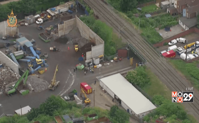 กำแพงโรงงานในอังกฤษถล่ม