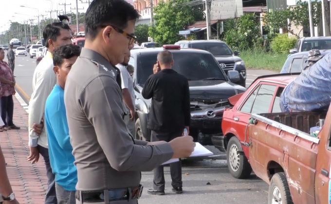 ชนสนั่นกลางแยก 3 คันซ้อนเจ็บ 2 คน