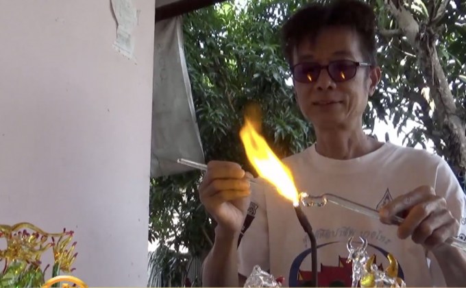 สุดทึ่ง!! หนุ่มเป่าแก้วมือ 1 ของจ.พะเยา