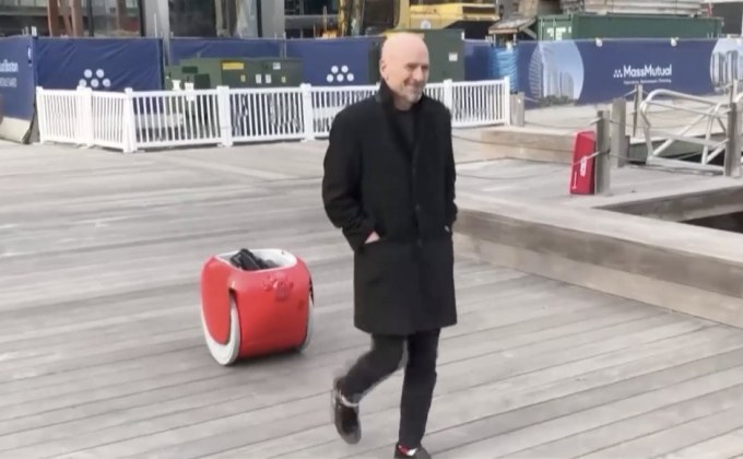 หุ่นยนต์ส่งสินค้ารุ่นแรกวางจำหน่ายแล้ว