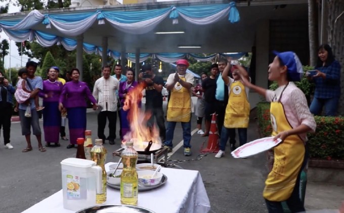 สนุกสนาน แข่งโยนผัดผักบุ้งเหินฟ้า