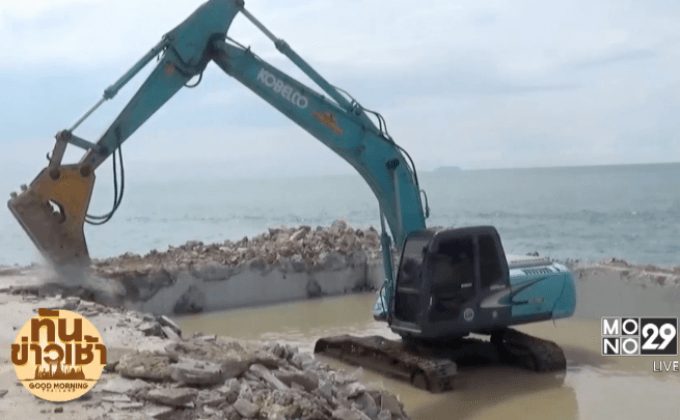 นำเครื่องจักรเข้ารื้อสระว่ายน้ำรุกล้ำทะเลพัทยา