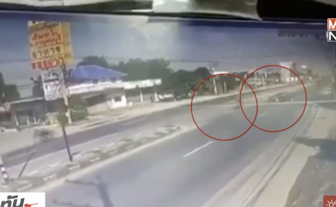 นาทีชีวิต! เก๋งกลับรถไม่ระวังทำ จยย.ชนสิบล้อ