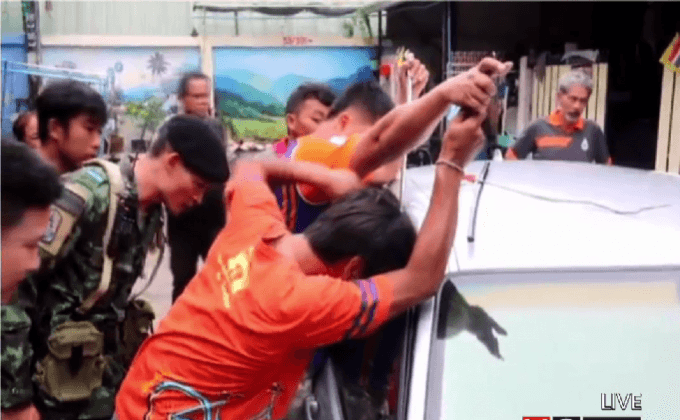 ช่วยเด็ก 1 ขวบติดในรถ จ.ปทุมธานี