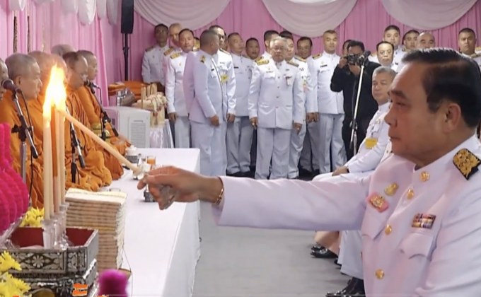 นายกฯ ทำบุญตักบาตร เนื่องในวันสวรรคต ร.5