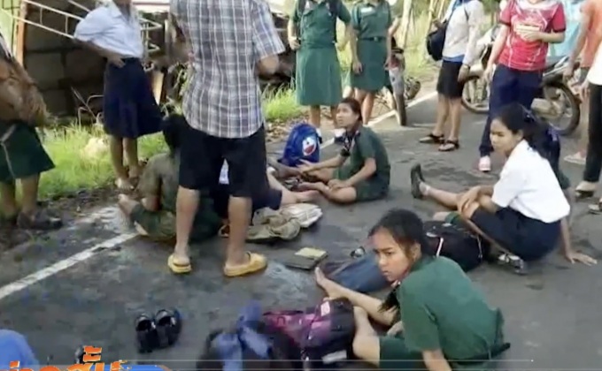 รถสองแถวรับส่งนักเรียนพลิกคว่ำบาดเจ็บ 26 คน