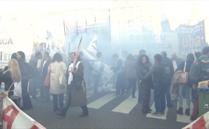 อาจารย์ในอาร์เจนตินารวมตัวประท้วงขึ้นเงินเดือน