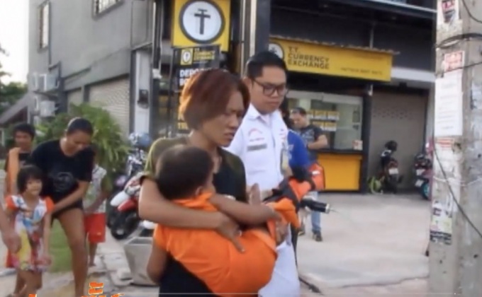 เด็ก3 ขวบขาติดล้อรถจักรยานยนต์พ่วงข้าง